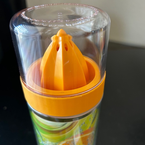 Citrus Zinger Water Bottle  28oz. NWT. - Picture 4 of 6